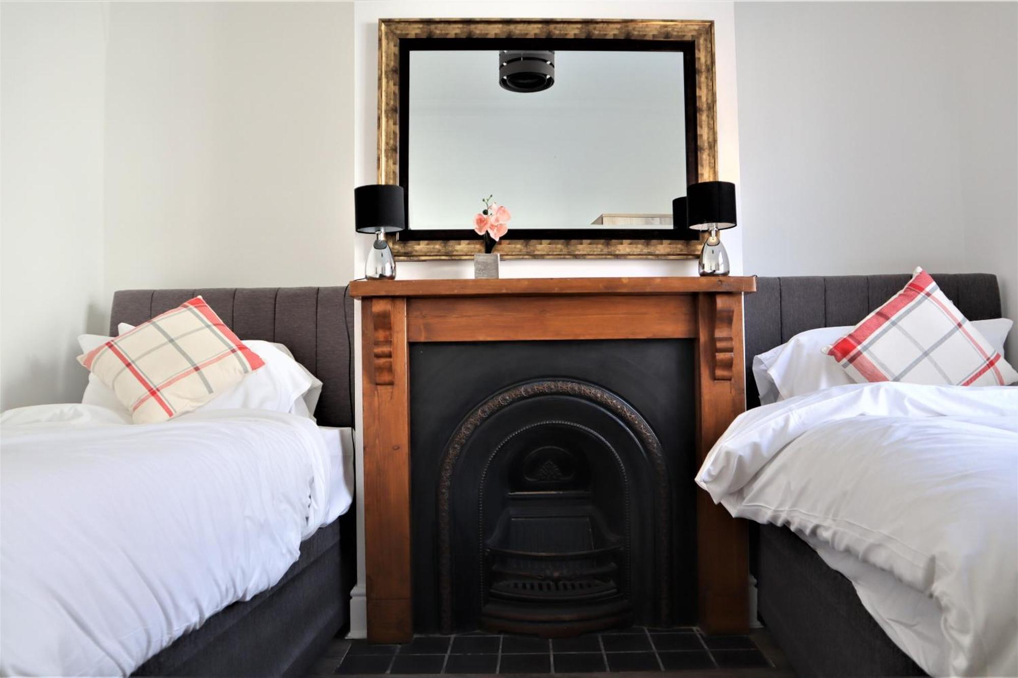 Victoria 4 Bedroom Serviced House Short Lets - Near Northampton Gen Hosp & Town Centre Exterior foto